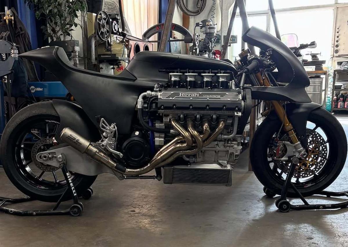 Moto artesanal com motor V8 da Ferrari tem 400 cv de potência