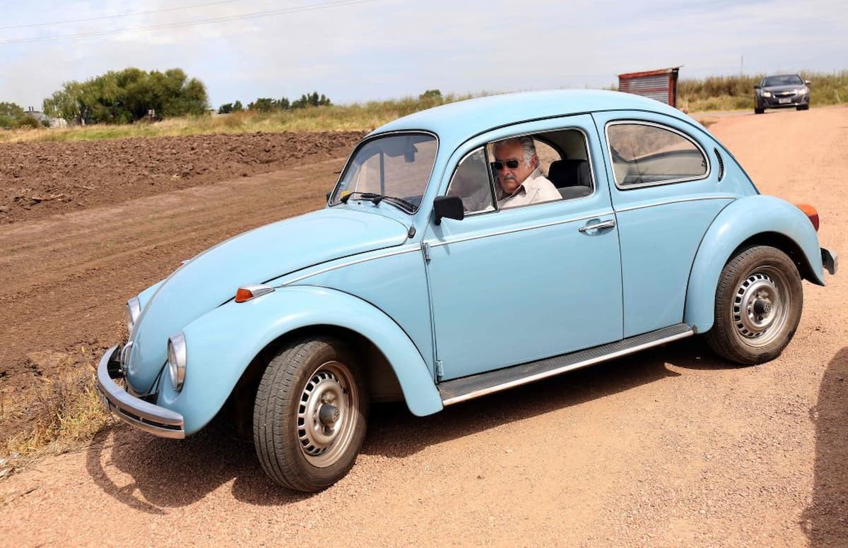 Pepe Mujica, em 2015, a bordo de seu Fusca Azul Niagara feito no Brasil