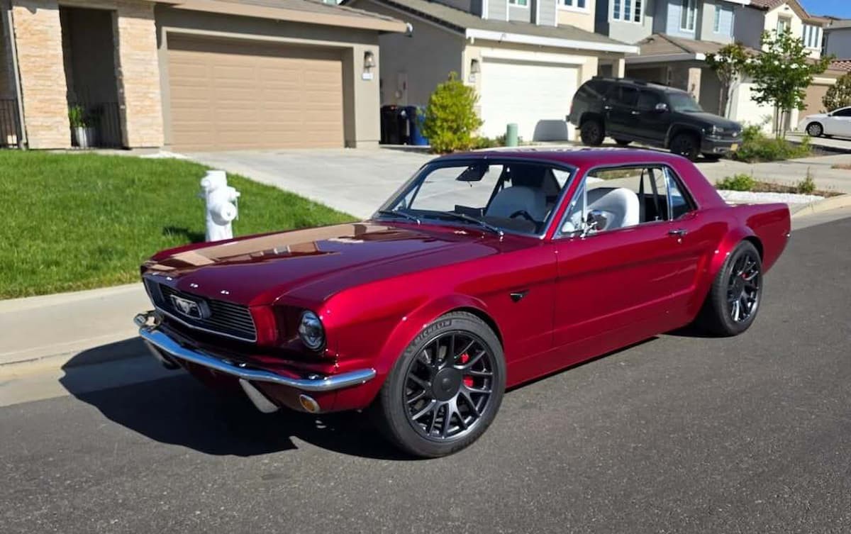 Mustang 1966 com visual original virou elétrico com tecnologia AutoPilot, da Tesla