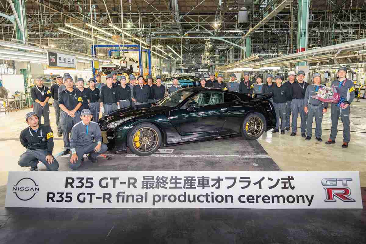 Equipe da fábrica da Nissan, no Japão, celebra a produção final do Nissan GT-R