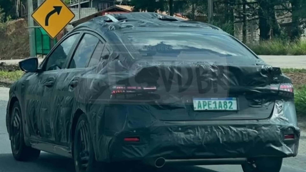 Nova geração do Nissan Sentra foi flagrada em testes em rodovias de Minas