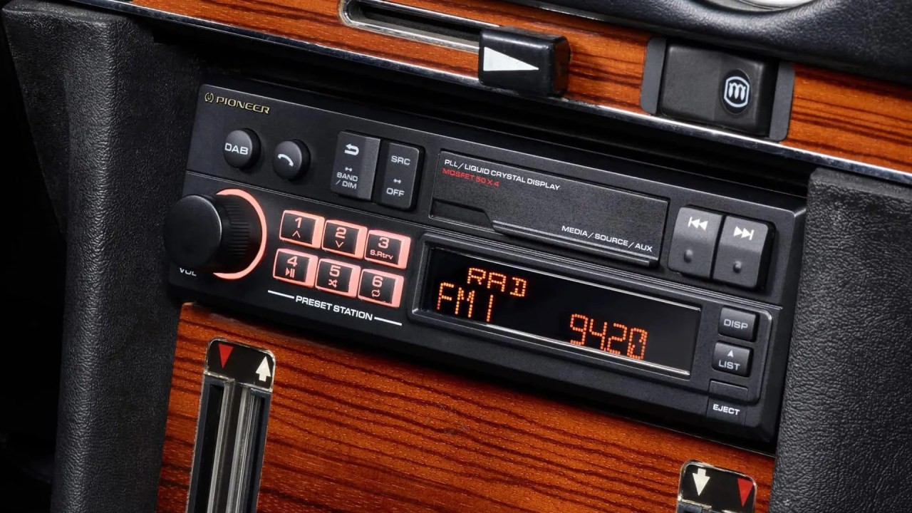 Rádio SXT-C10PS parece um toca-fitas clássico, mas tem Bluetooth, app e entrada USB