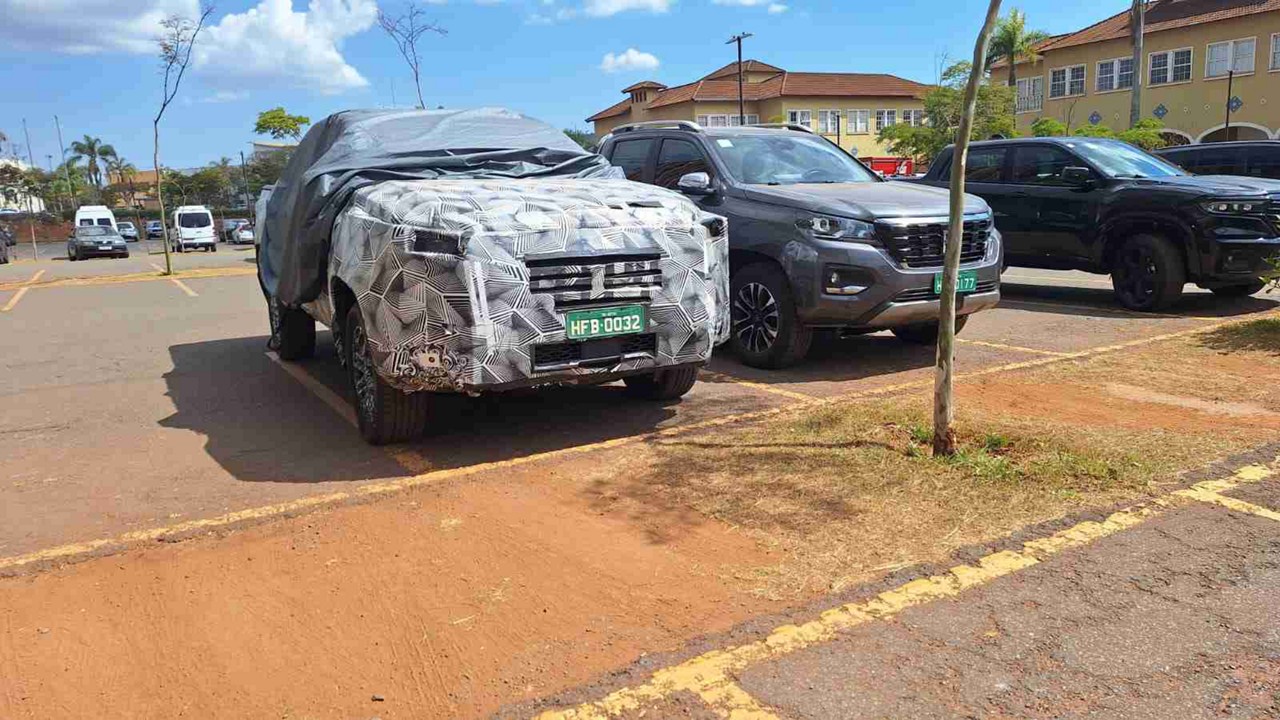 Protótipo camuflado da nova RAM Dakota foi flagrado em testes, em Nova Lima