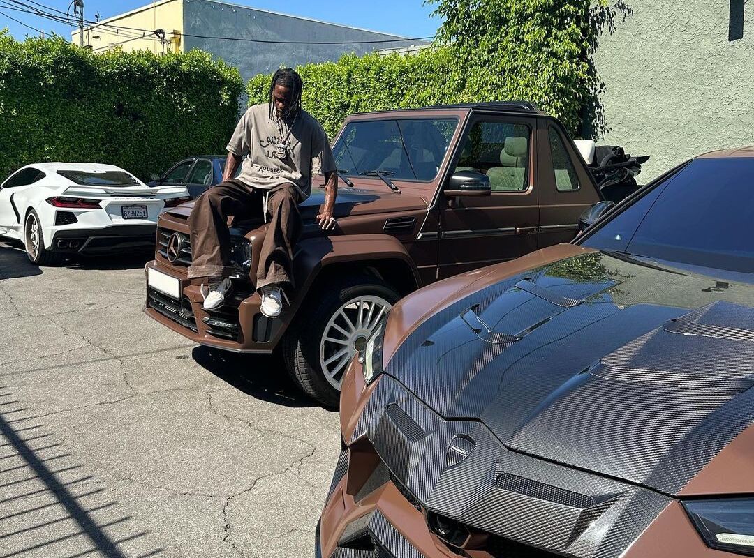 Travis Scott sobe no capô de seu exclusivo Mercedes-Maybach G 650 Landaulet