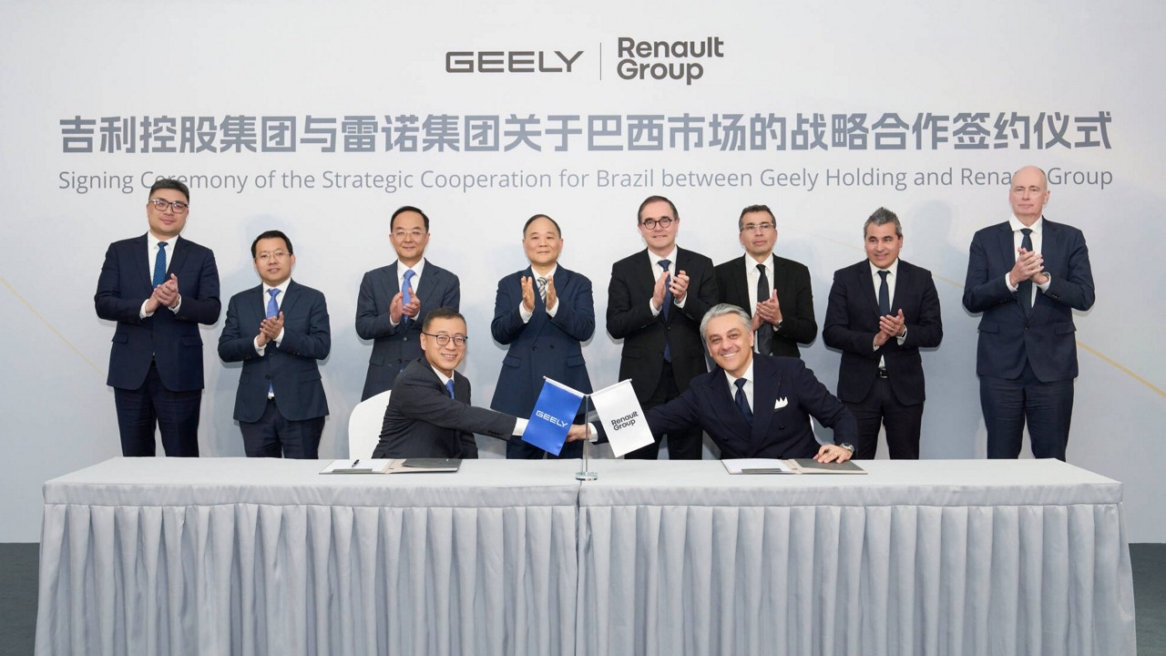 Eric Li, CEO da Geely com Luca de Meo, CEO da Renault, durante a  do acordo entre os dois grupos automotivos
