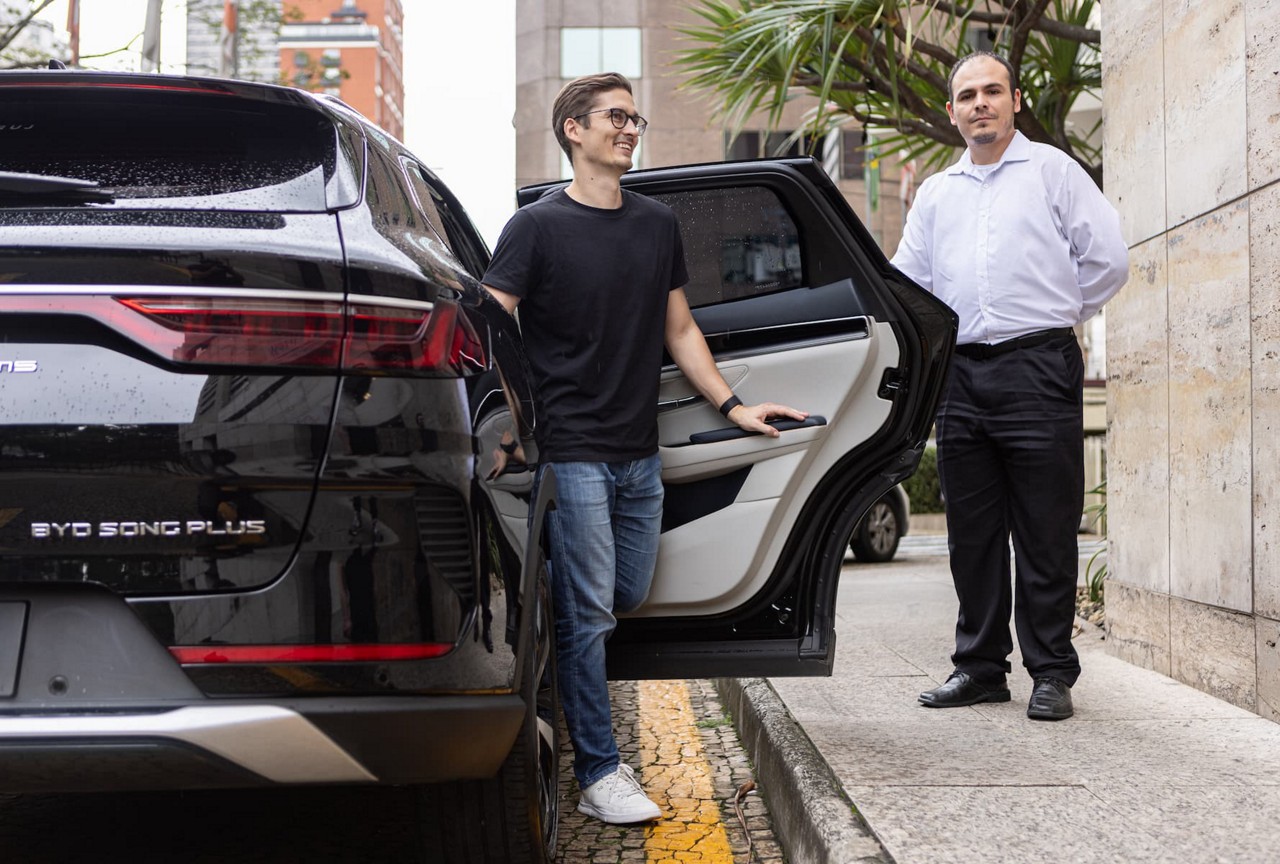Daniil Sergunin, cofundador e CEO da Rhino, a bordo de um dos veículos do app