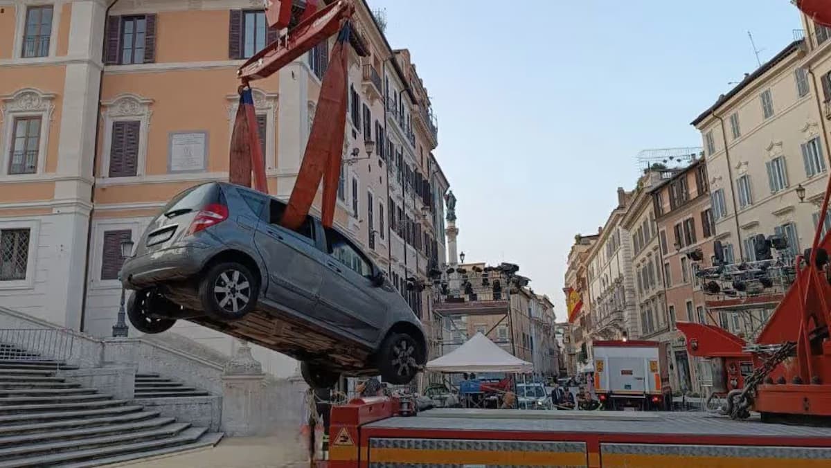 Idoso invadiu área proibida para veículos na famosa escadaria de Roma
