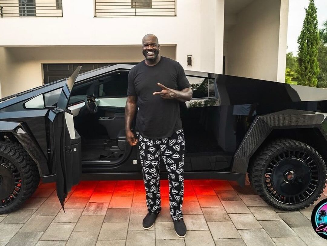 Shaquille O'Neal posa ao lado de sua nova e 'nervosa' Cyberbeast personalizada