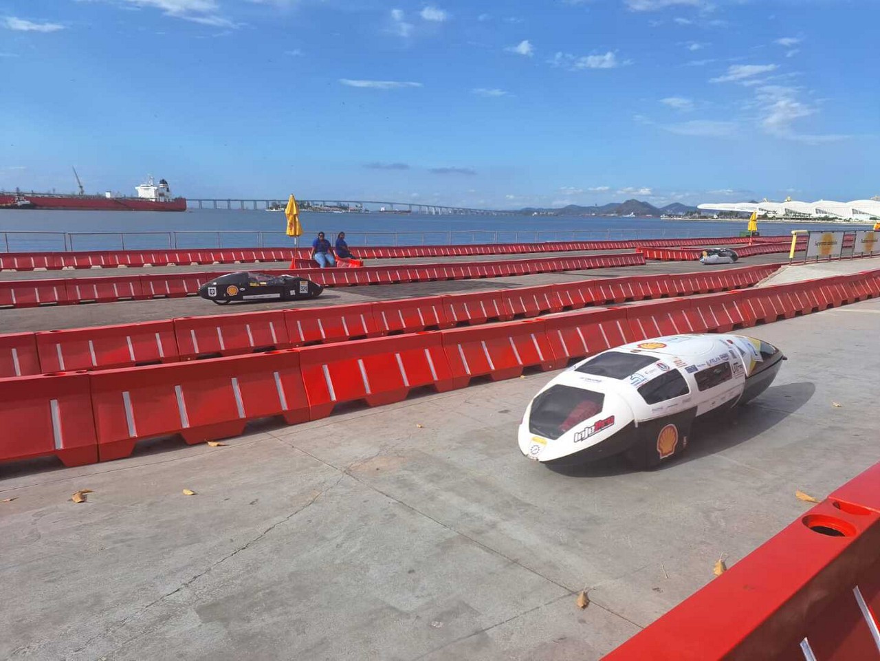 Carros na pista da Shell Eco-marathon: utilização de materiais recicláveis e reaproveitados têm sido cada vez mais frequentes nos protótipos