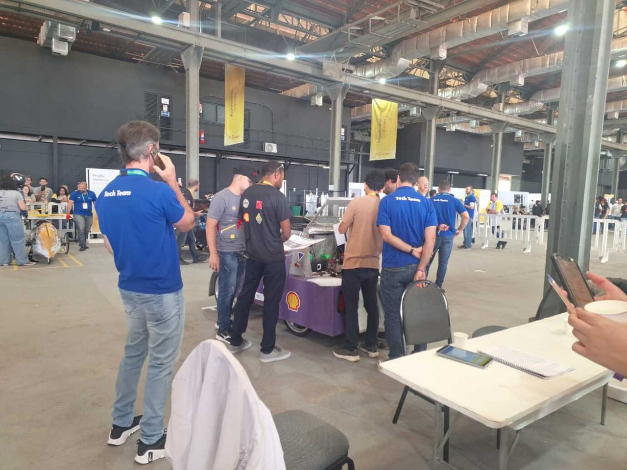 Carros projetados pelas equipes que participam da Shell Eco-marathon passam por inspeção técnica rigorosa 