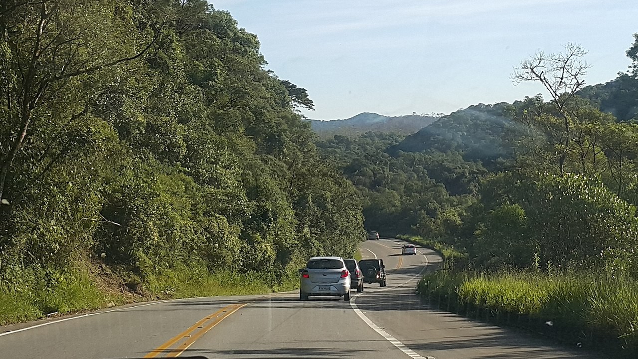 Trecho da Rodovia Oswaldo Cruz que acumula um 'cemitiério' de calotas de carro