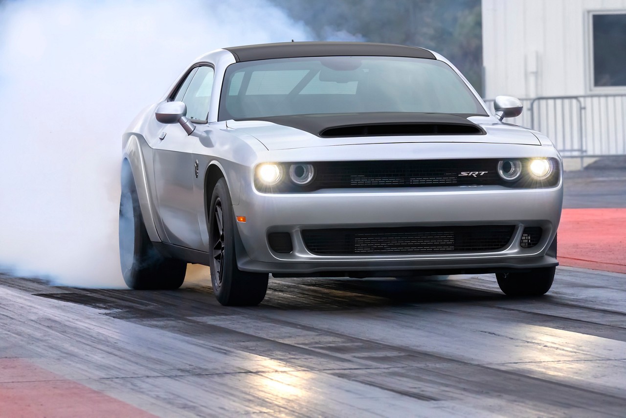 Dodge Challenger SRT Demon com motor de 1.025 cv durante demonstração