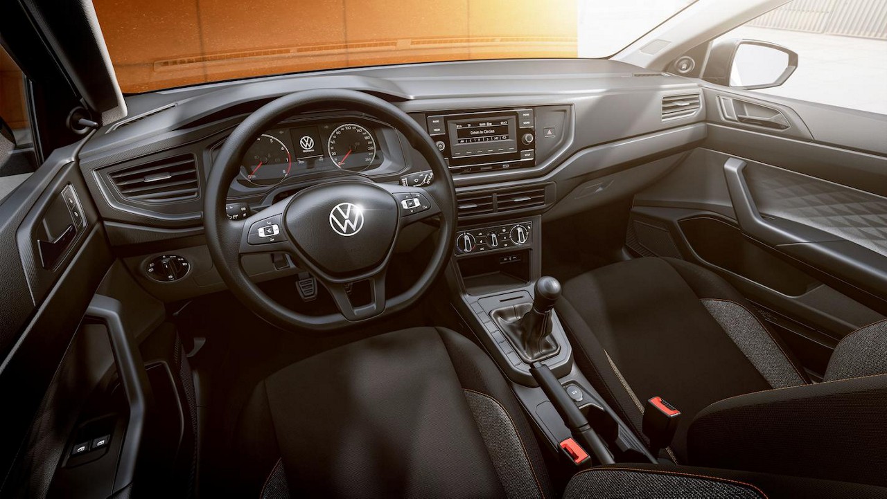 Imagem mostra o painel do Volkswagen Polo Track, o atual carro de passeio mais vendido do Brasil