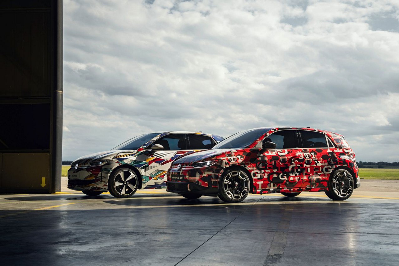 Protótipos camuflados do futuro Volkswagen ID. Polo e ID. Polo GTI, que serão apresentados no Salão de Munique