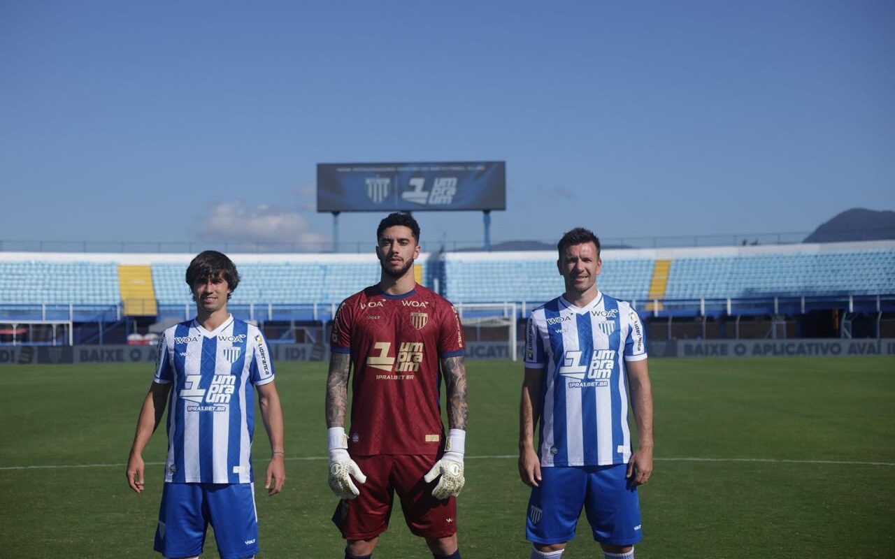 Jogadores do Avaí com o novo patrocínio máster estampado no uniforme (Foto: Guilherme Griebeler / Avaí FC)