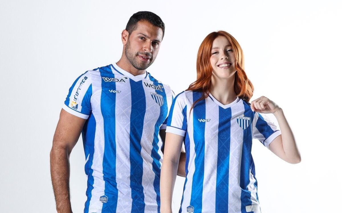 O novo uniforme principal do Avaí para a temporada de 2025 (Foto: Igor Pola/Volt Sport)