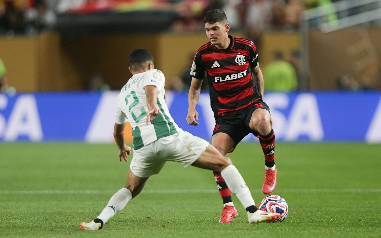 Ayrton Lucas mira confronto com o Chelsea pelo Mundial (Foto: Gilvan de Souza/Flamengo)