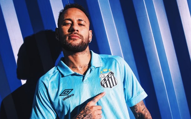 Neymar com uniforme azul turquesa do Santos (Foto: Reinado Campos /Santos FC)