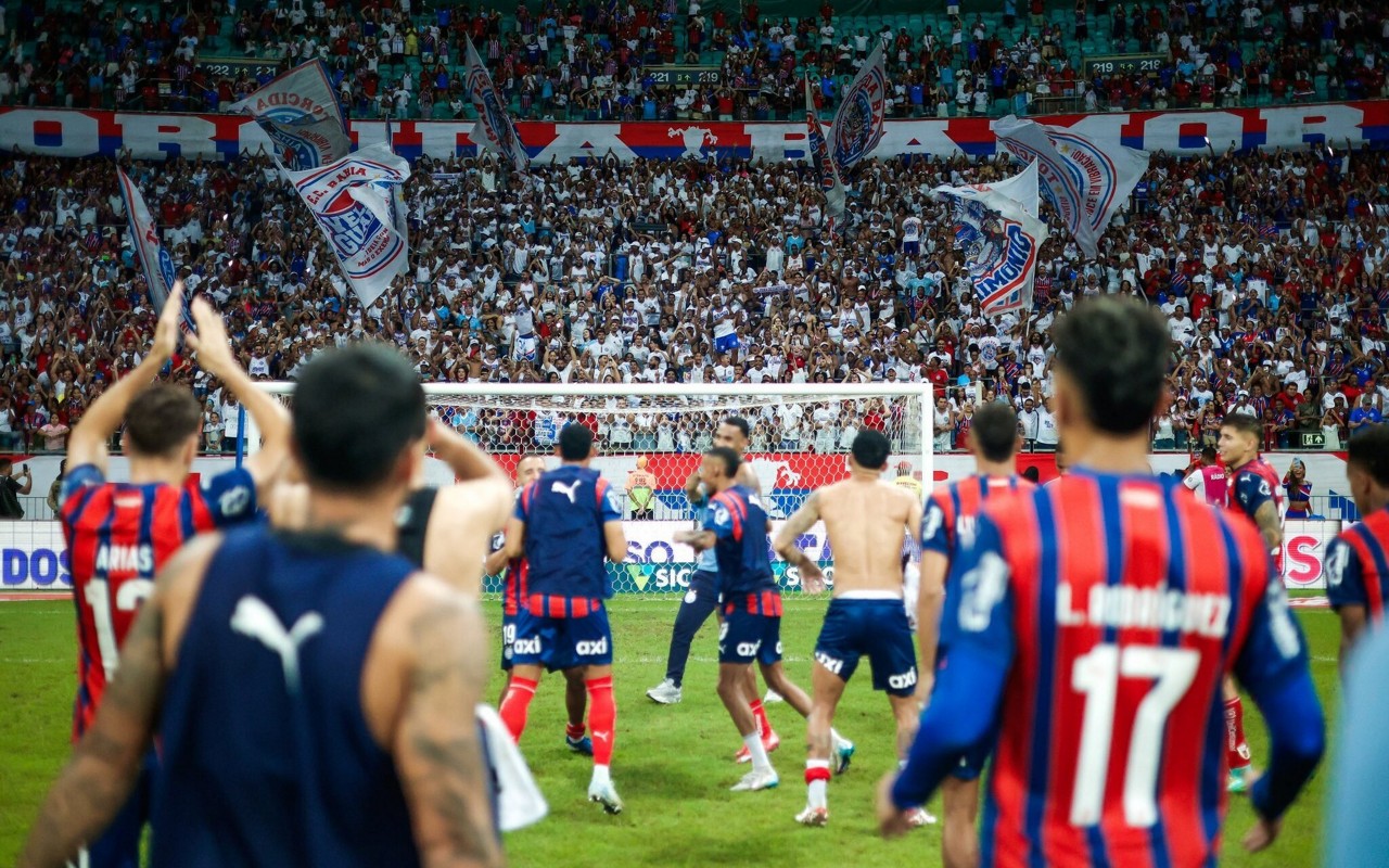 Ao lado dos torcedores, Bahia comemora triunfo contra o São Paulo (Foto: Divulgação / EC Bahia)