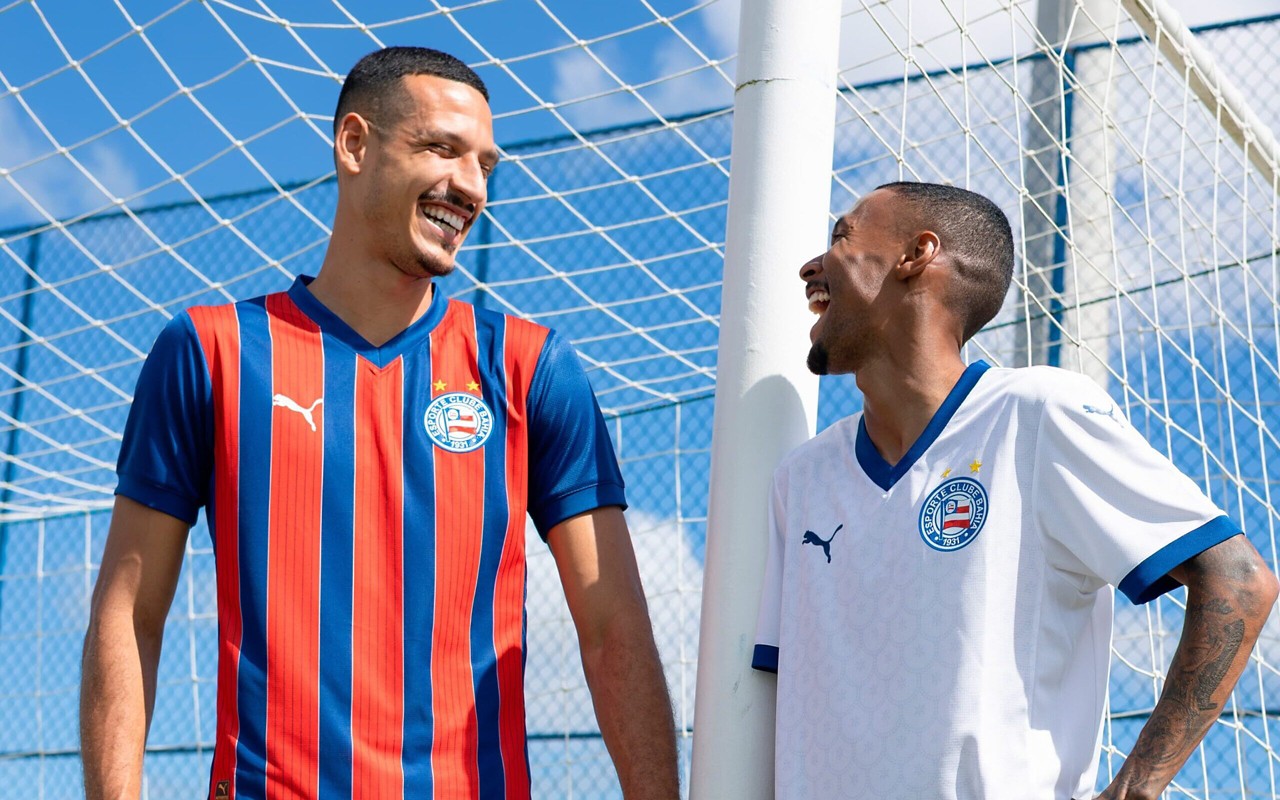 Gabriel Xavier e Ademir com os novos uniformes do Bahia