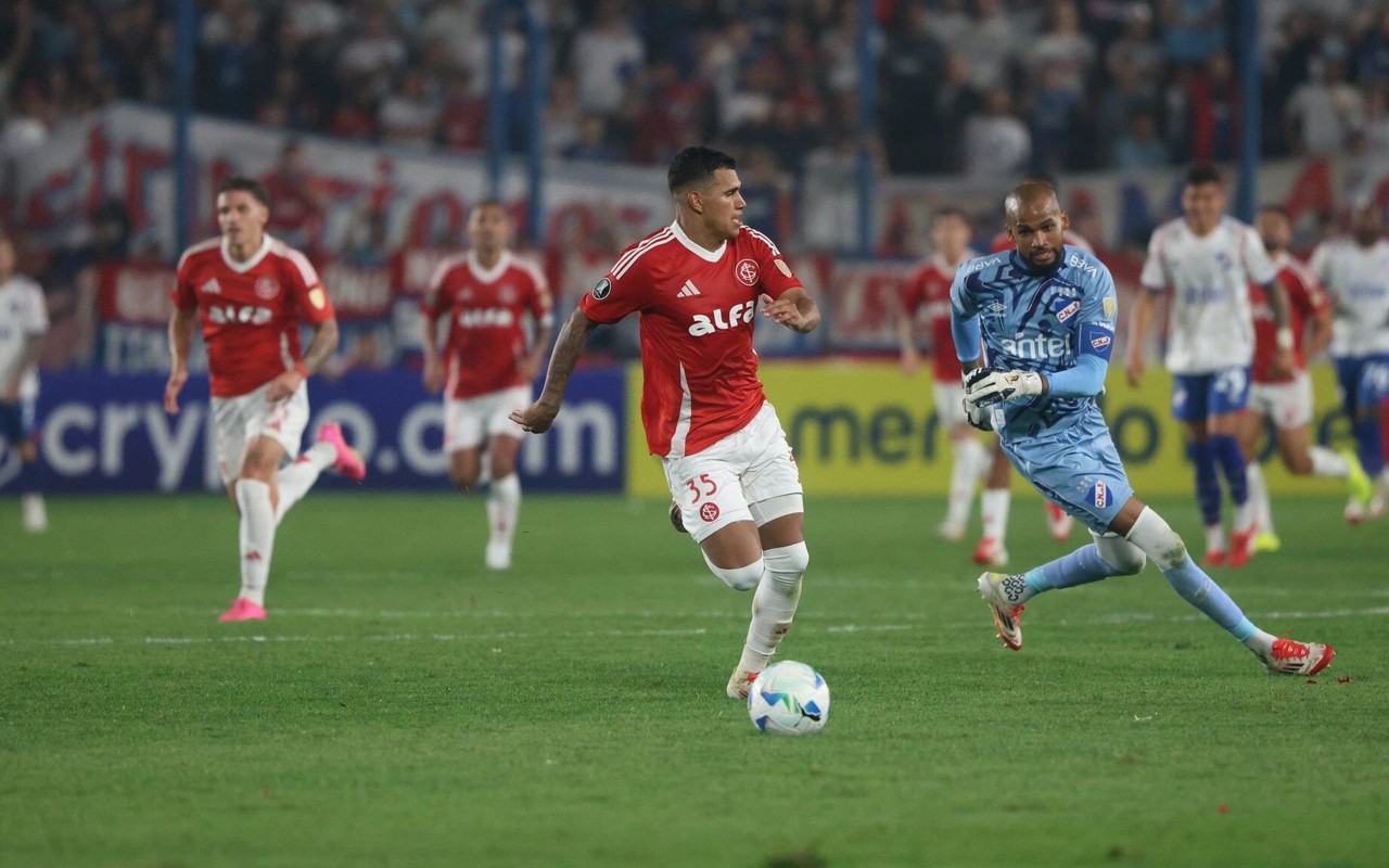 Aguirre dribla o goleiro Mejía, do Nacional, e marca o segundo gol (Foto: Ricardo Duarte/SC Internacional)