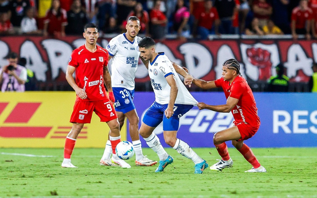 Michel Araújo disputa bola com jogador do América de Cali (Foto: Rafael Rodrigues / Bahia)