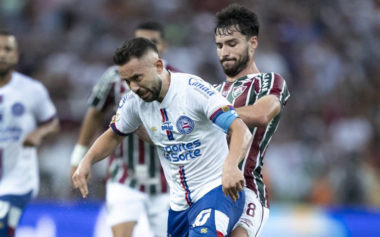 Everton Ribeiro disputa bola com Martinelli em Fluminense x Bahia (Foto: Jorge Rodrigues/AGIF)