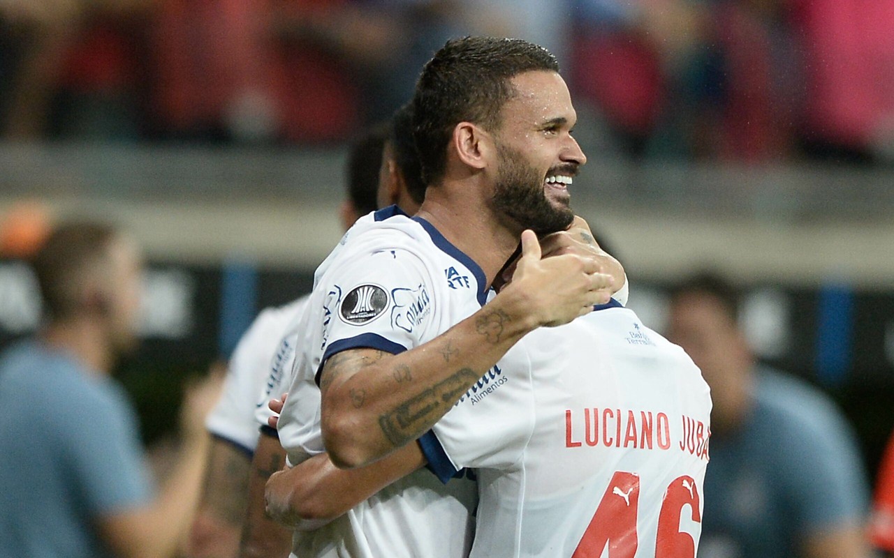 William José comemora gol contra o Atlético Nacional (Foto: Jhony Pinho/AGIF)