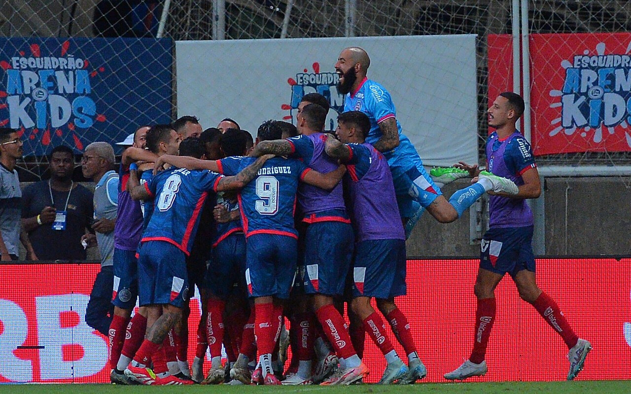 Elenco do Bahia comemora classificação na Copa do Nordeste