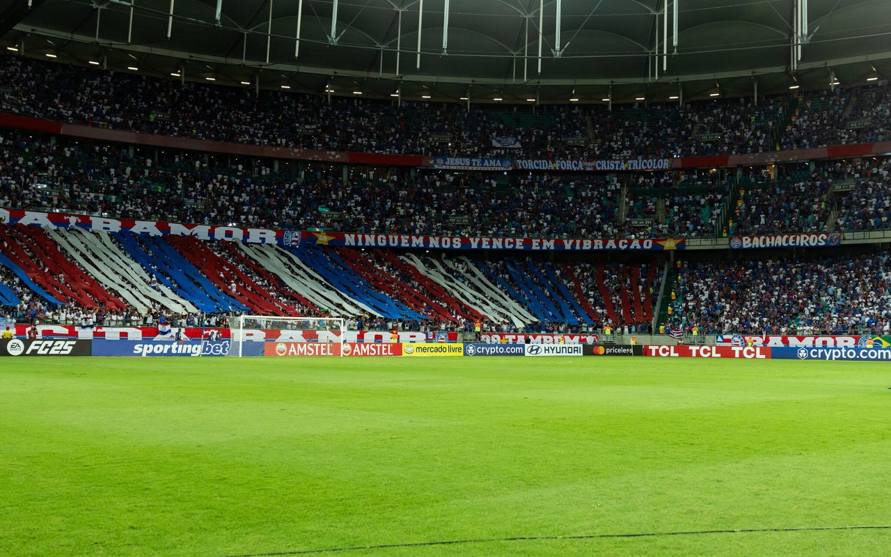 Torcida do Bahia faz festa no jogo contra o Boston River