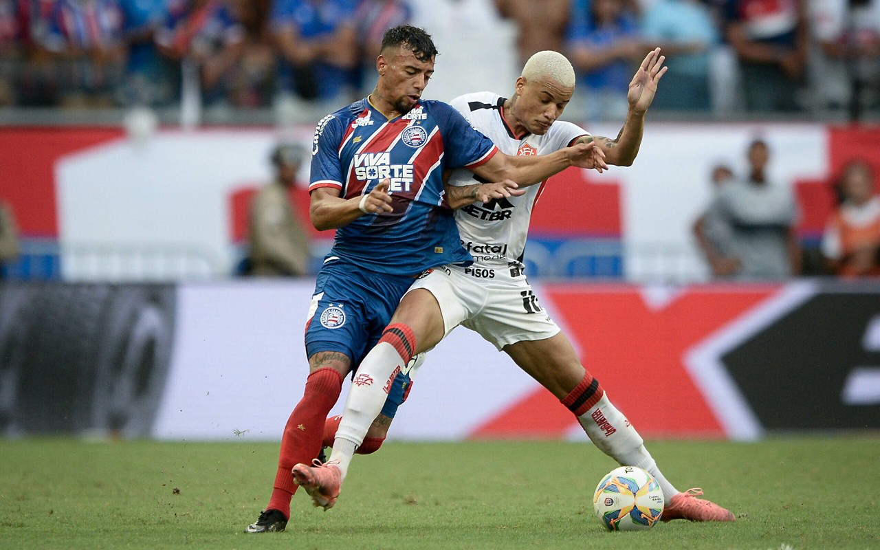 Lucho, jogador do Bahia, disputa lance com Janderson, jogador do Vitoria, durante partida pelo Campeonato Baiano 2025. (Foto: Jhony Pinho/AGIF)