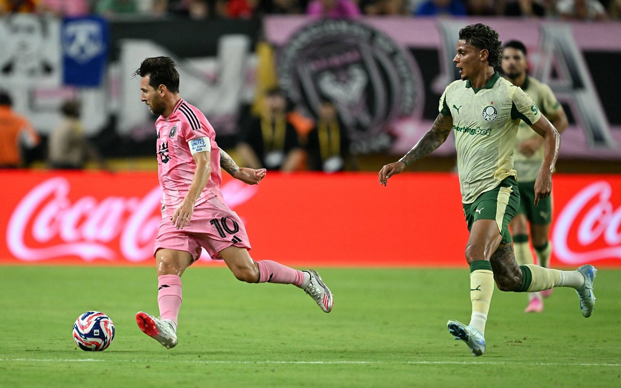 Messi e Ríos durante partida entre Palmeiras e Inter Miami (Photo by Dan Mullan / GETTY IMAGES NORTH AMERICA / Getty Images via AFP)