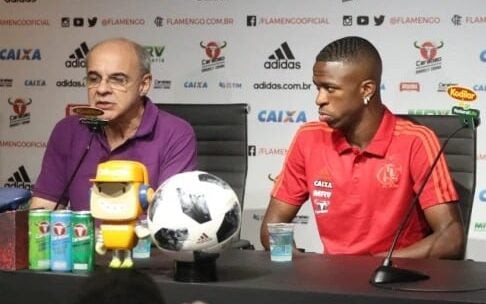 Bandeira de Mello ao lado de Vini Jr (Foto: Divulgação/Flamengo)
