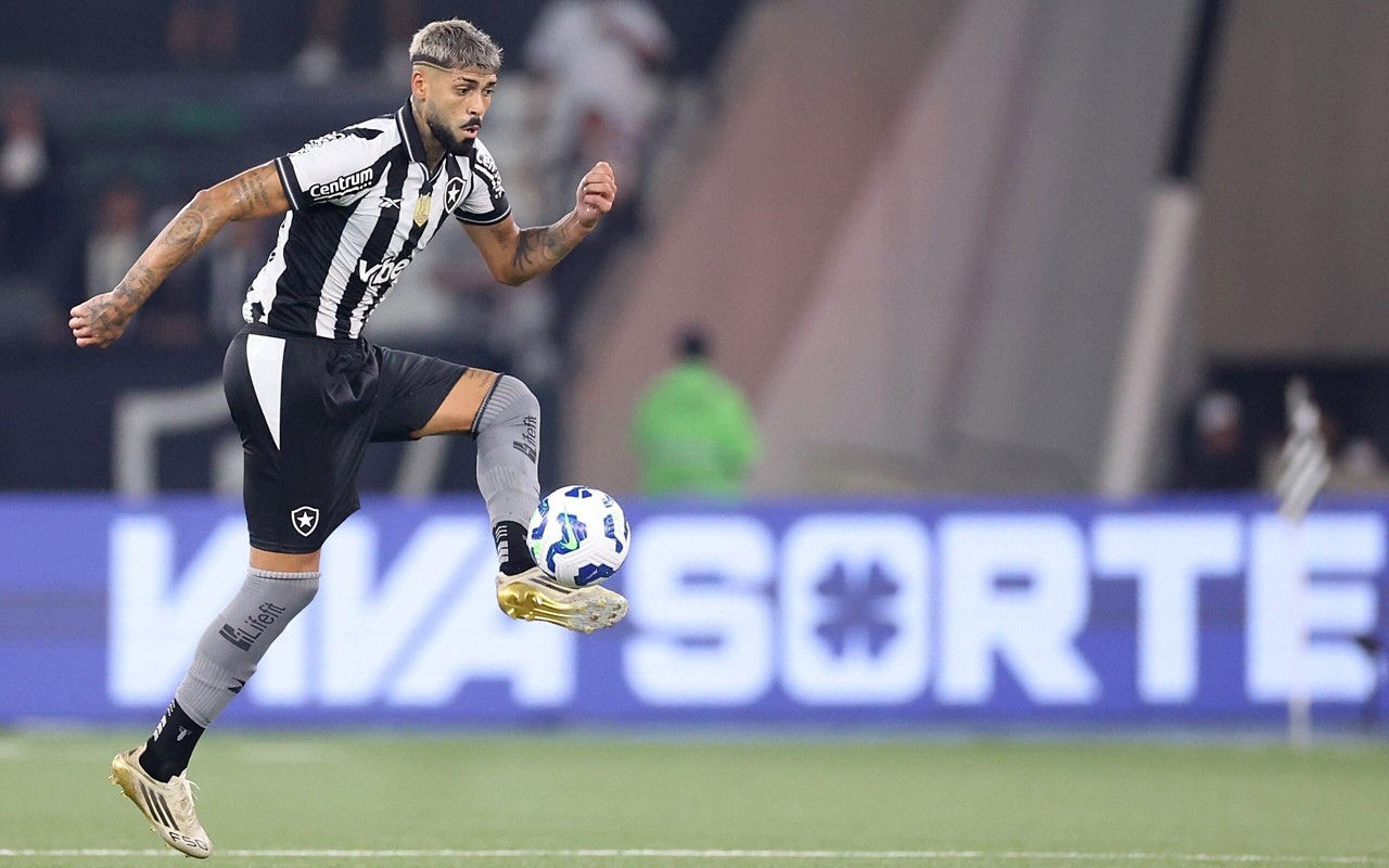 Alexander Barboza, zagueiro do Botafogo, em ação (Foto: Vitor Silva / Botafogo)