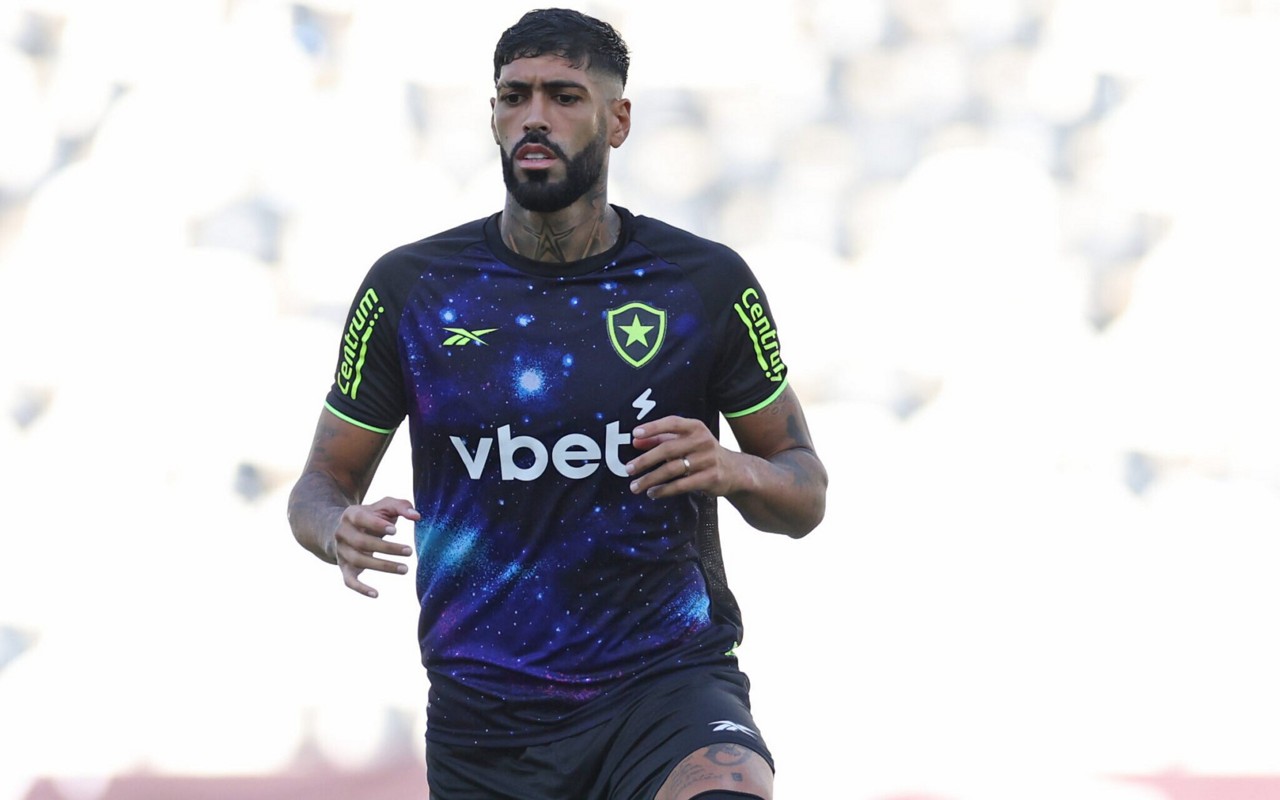 Alexander Barboza, zagueiro do Botafogo, em aquecimento antes do amistoso contra o Novorizontino (Foto: Vitor Silva/ Botafogo)