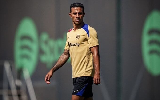Thiago Alcântara pelo Barcelona na primeira passagem na área técnica (Foto: Reprodução)