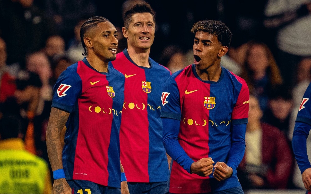 Lewandowski, Raphinha e Yamal comemorando gol pelo Barcelona (Foto: Reprodução/Barcelona)
