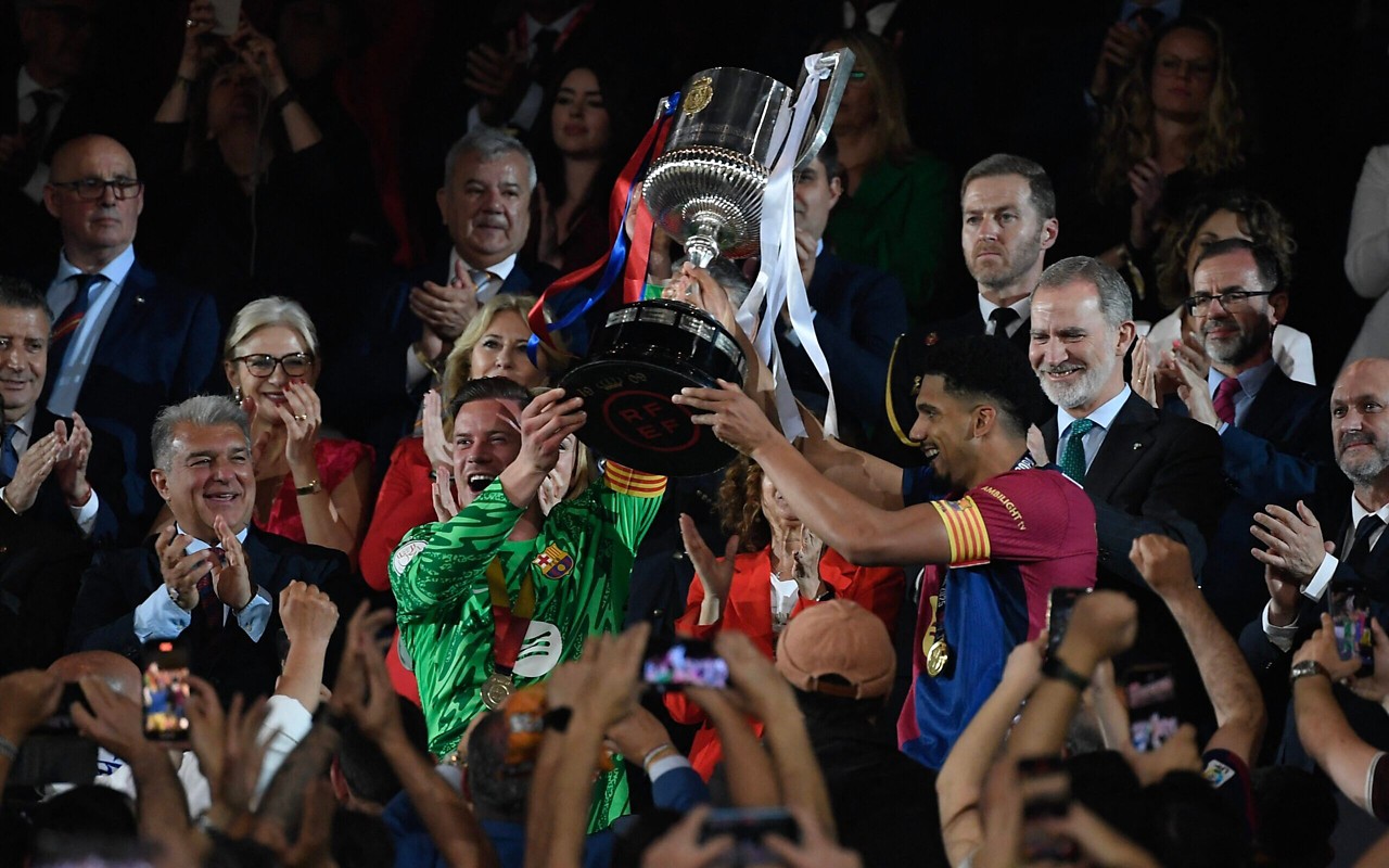 Jogadores do Barcelona comemoram título sobre o Real Madrid, pela Copa do Rei (Foto: Josep Lago / AFP)