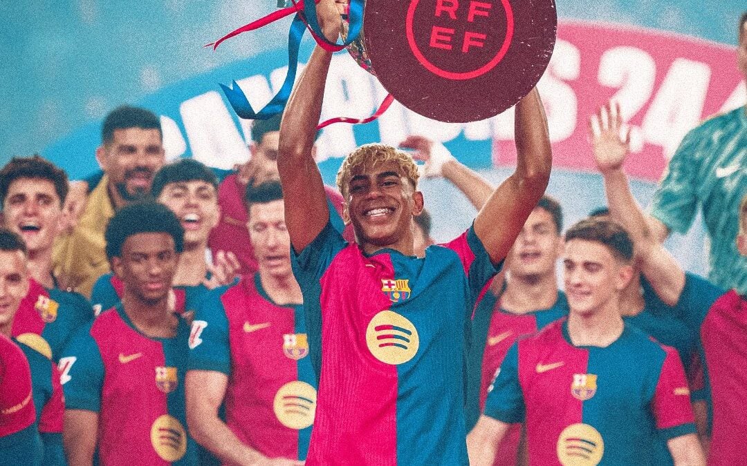 Yamal levanta troféu de campeão pelo Barcelona (Foto: Divulgação/Barcelona)