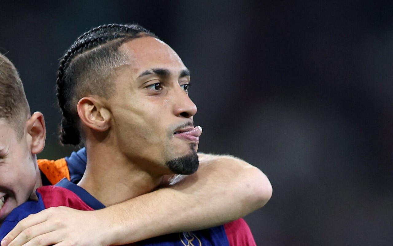 Raphinha comemora gol pelo Barcelona (Foto: Haitham Al-Shukairi/AFP)