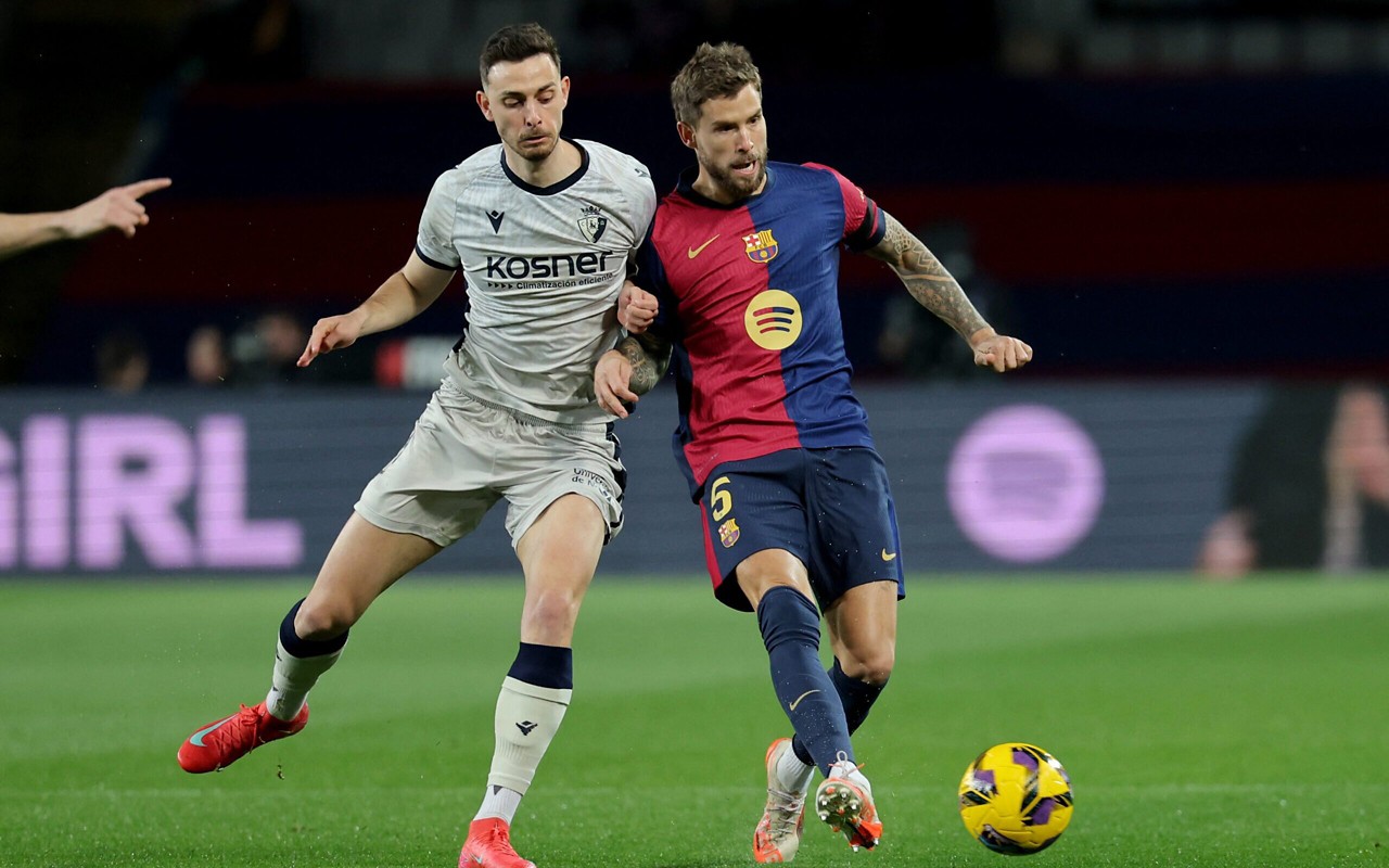 Iñigo Martínez em ação pelo Barcelona em La Liga (Foto: Lluis Gene / AFP)