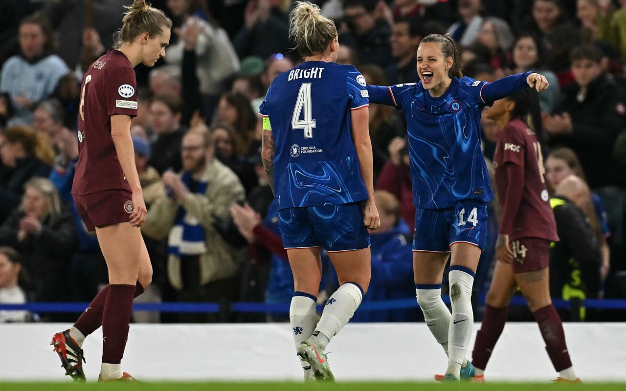Jogadoras do Chelsea em acção pela Champions League Feminina (Foto: GLYN KIRK/AFP)