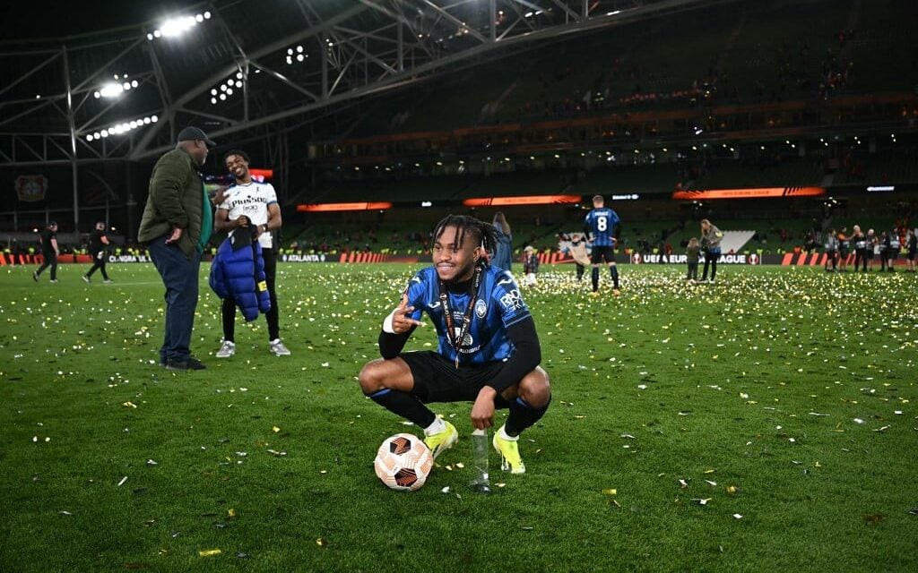 Lookman após ser campeão da Europa League pela Atalanta (Foto: PAUL ELLIS / AFP)