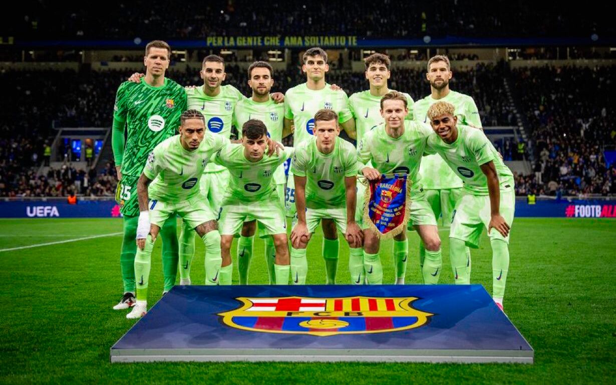 Jogadores do Barcelona posam para foto antes de duelo com a Inter de Milão pela Champions League (Foto: Reprodução)