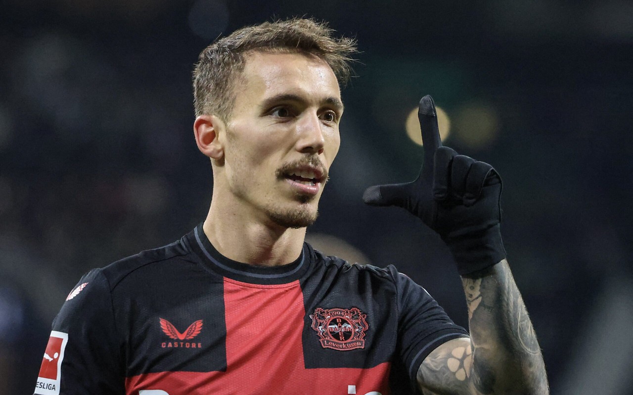 Alejandro Grimaldo comemorando gol pelo Leverkusen (Foto: Focke Strangmann / AFP)