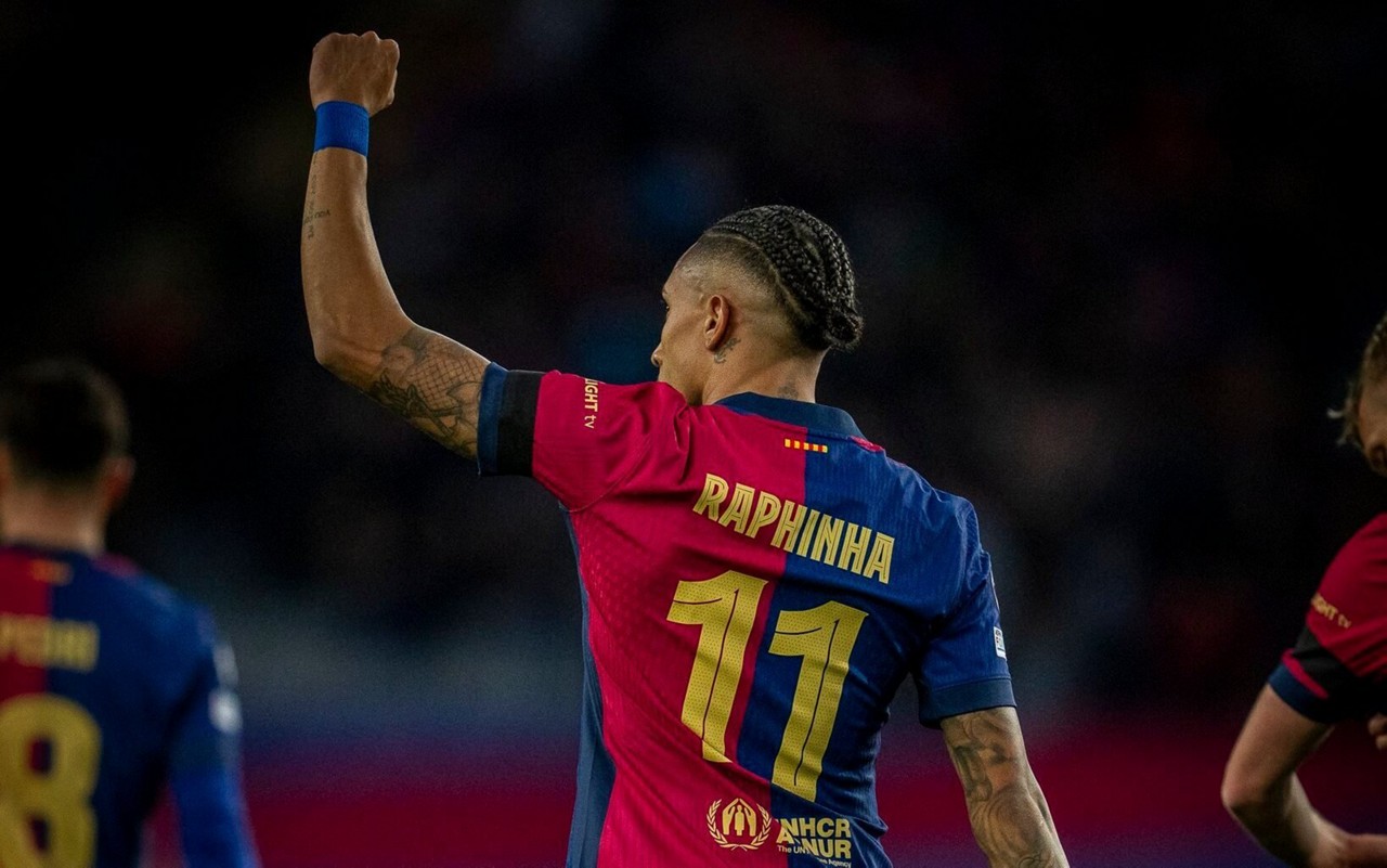 Raphinha celebra um de seus gols pelo Barcelona na Champions (Foto: Reprodução/Barcelona)