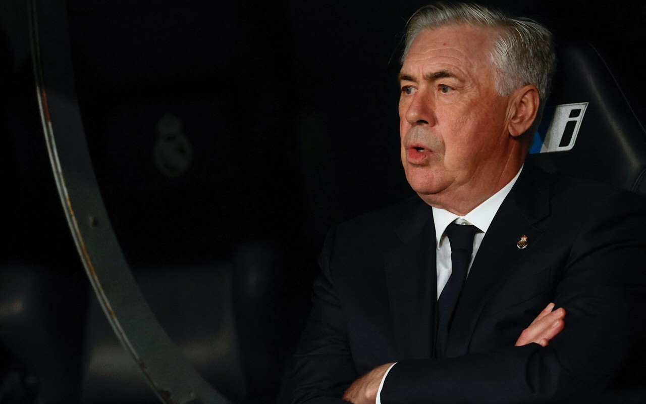Carlo Ancelotti no banco do Real Madrid em sua penúltima partida no Santiago Bernabéu (Foto: Pierre-Philippe Marcou/AFP)
