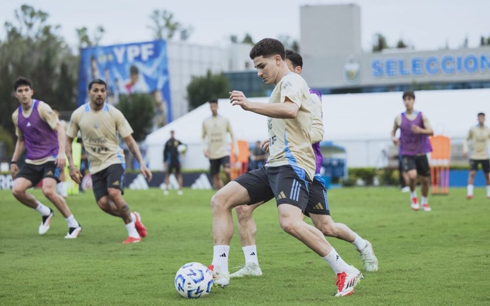 Julián Álvarez em ação durante treinamento da Argentina para jogo contra o Brasil (Foto: Divulgação/AFA)