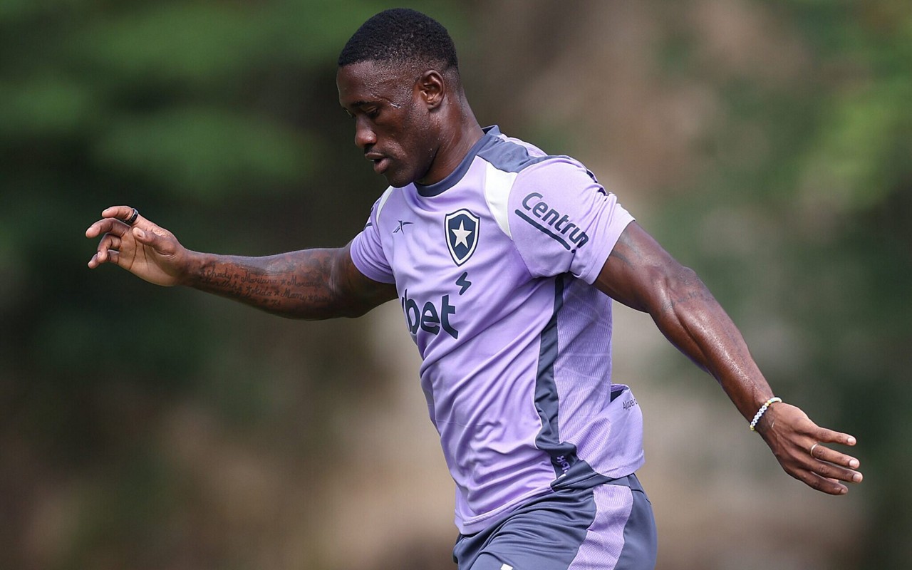 Bastos, jogador do Botafogo, em atividade no CT Lonier (Foto: Vitor Silva/ Botafogo)