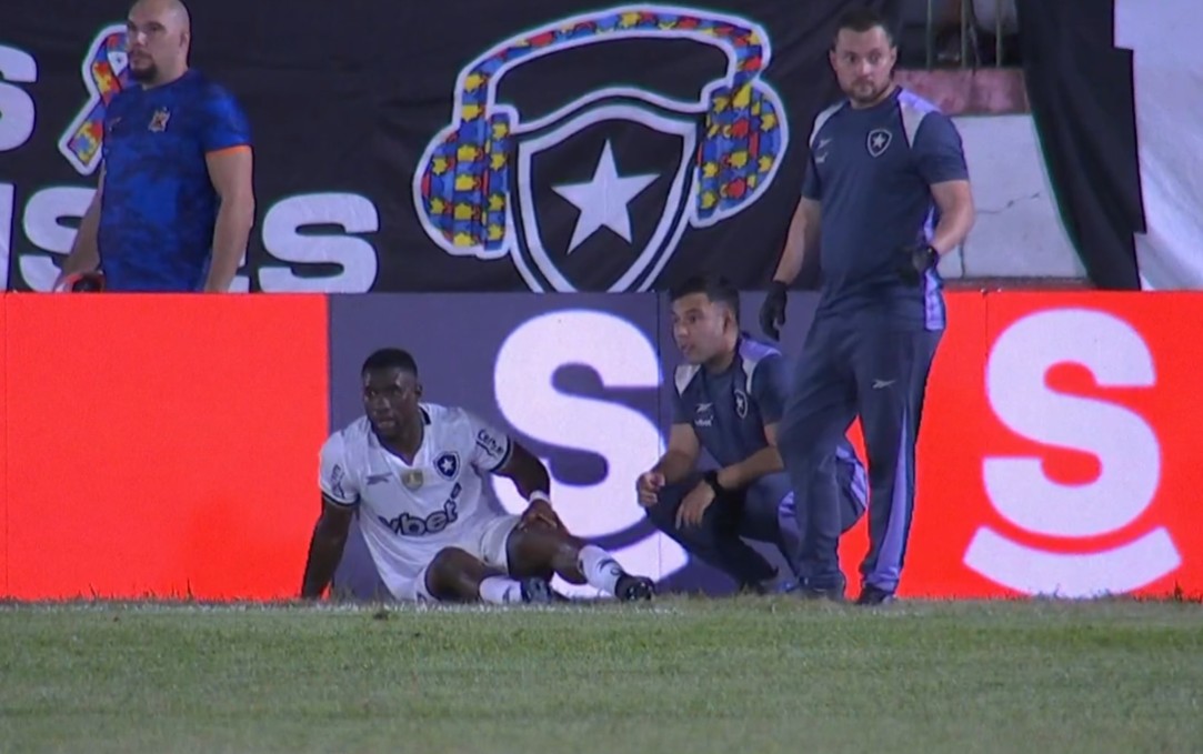 Bastos sente o joelho e é substituído nos primeiros minutos do duelo entre Botafogo e Nova Iguaçu pelo Carioca (Foto: Reprodução/ Sportv)